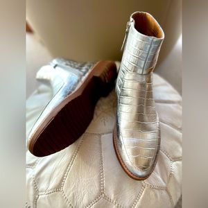 Silver Crocodile Print FitFlop boots - Sz US9 (but fit like a 10!) - worn once!
